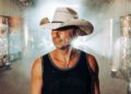 "Tão empolgado. Tão orgulhoso": Kenny Chesney revela o primeiro manuscrito de seu novo livro, 'Heart*Life*Music'