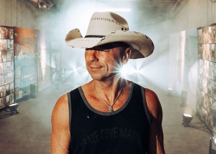 "Tão empolgado. Tão orgulhoso": Kenny Chesney revela o primeiro manuscrito de seu novo livro, 'Heart*Life*Music'