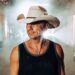 "Tão empolgado. Tão orgulhoso": Kenny Chesney revela o primeiro manuscrito de seu novo livro, 'Heart*Life*Music'