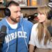 Taylor Swift & Travis Kelce's Kiss resulta em momento viral de meme
