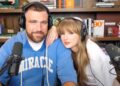 Taylor Swift beijos Travis Kelce durante a entrevista de New Heights