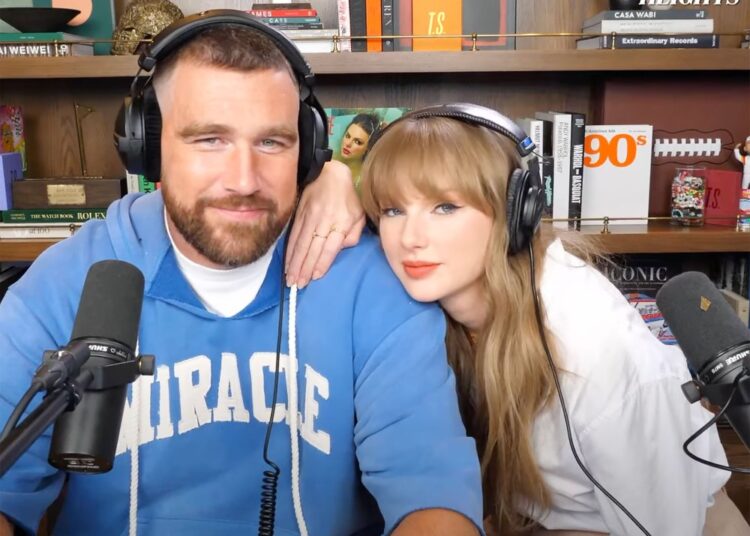 Taylor Swift beijos Travis Kelce durante a entrevista de New Heights