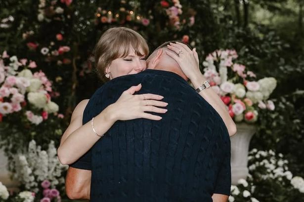Taylor Swift deixou uma dica principal de que o engajamento com Travis estava chegando com as mais novas cores do álbum