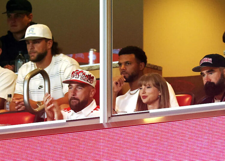 Taylor Swift e Travis Kelce acabaram de fazer sua primeira aparição pública desde que anunciou seu engajamento