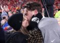Taylor Swift e Travis Kelce estão 'sempre beijando' quando estão juntos