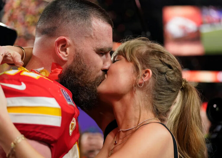 Taylor Swift e Travis Kelce ficam noivos, compartilham fotos da proposta