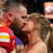 Taylor Swift e Travis Kelce ficam noivos, compartilham fotos da proposta