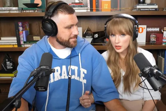 Taylor Swift e Travis Kelce se soltam fazendo aquecimentos vocais em 'New Heights' Podcast Outtakes: 'Estou realmente animado!'