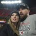 Taylor Swift no podcast de Travis Kelce? Os Swifties acham que está prestes a acontecer. Aqui está o porquê