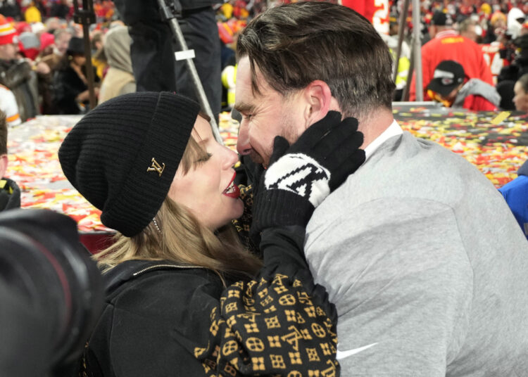 Taylor Swift revela o envolvimento com Travis Kelce, mostra o anel de diamante - revista Star