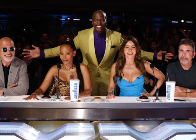 Terry Crews ficou sem camisa para bombear os fãs para o AGT, mas estou mais obcecado com seu terno amarelo para o primeiro show ao vivo da temporada