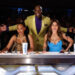 Terry Crews ficou sem camisa para bombear os fãs para o AGT, mas estou mais obcecado com seu terno amarelo para o primeiro show ao vivo da temporada