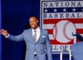 O ex -Texas Rangers, terceiro base, Adrián Beltré ondas para a multidão quando ele é apresentado ...