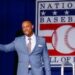 O ex -Texas Rangers, terceiro base, Adrián Beltré ondas para a multidão quando ele é apresentado ...