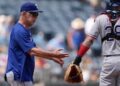 O gerente do Texas Rangers, Bruce Bochy, caminha até o monte para fazer uma mudança de arremesso durante o ...