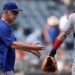 O gerente do Texas Rangers, Bruce Bochy, caminha até o monte para fazer uma mudança de arremesso durante o ...