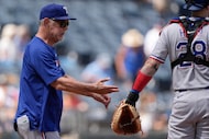 O gerente do Texas Rangers, Bruce Bochy, caminha até o monte para fazer uma mudança de arremesso durante o ...