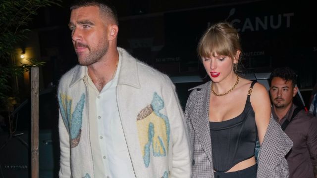 Travis Kelce combina com o capuz com os olhos de Taylor Swift
