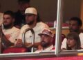 Travis Kelce e Taylor Swift participam do jogo de futebol universitário na primeira aparição pública desde o engajamento
