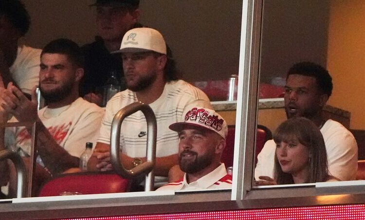 Travis Kelce e Taylor Swift participam do jogo de futebol universitário na primeira aparição pública desde o engajamento
