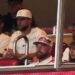 Travis Kelce e Taylor Swift participam do jogo de futebol universitário na primeira aparição pública desde o engajamento