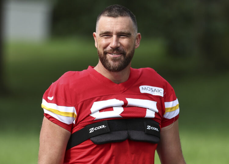 Travis Kelce vira cabeças em novas fotos