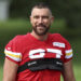 Travis Kelce vira cabeças em novas fotos