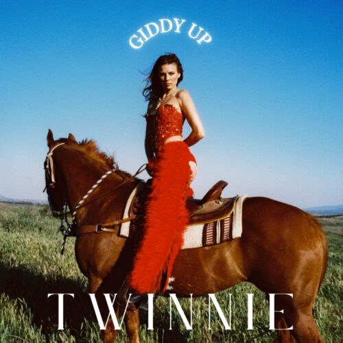 Twinnie dança a noite toda na nova música "Giddy up" »// Melodic Magazine