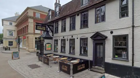 Último pub em Norwich se aplica a mais horas de música