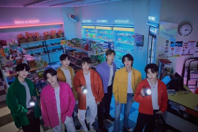 Um BTS reunido atinge a praia e o estúdio após o serviço militar em novas fotos compartilhadas por J-Hope