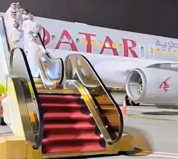 Uma escada rolante banhada a ouro é como o Qatar Royals sai do seu palácio voador