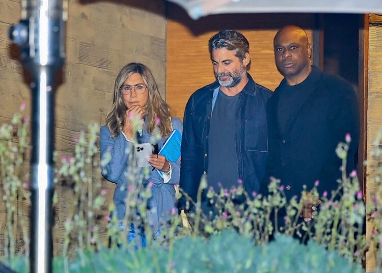 Veja Jennifer Aniston e Jim Curtis Looks durante a data de Malibu