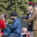 Veterano sai "do script" para fazer saudação ao seu "corajoso rei" e deixa Carlos III perto de lágrimas