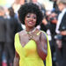 Viola Davis comemora seu aniversário de 60 anos em estilo, balançando um penteado colorido (e maiô combinando)
