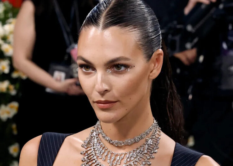 Vittoria Ceretti, 27, biquíni de cordas de rochas no iate com Leonardo DiCaprio, 50