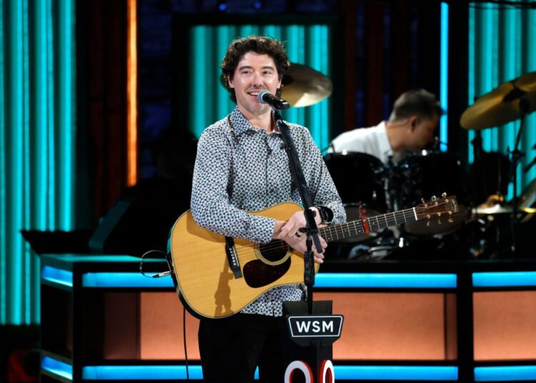 Warner Music Nashville lança o último álbum de James Dupré 'It All Hapwining'
