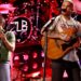 Zach Bryan se une a Kings of Leon para a nova música 'Bowery'