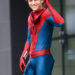 Zendaya mostra anel de noivado enquanto estava no Homem-Aranha com Tom Holland