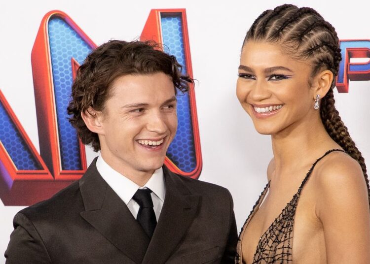 Zendaya visita Tom Holland em conjunto de 'Spider-Man: Brand New Day'