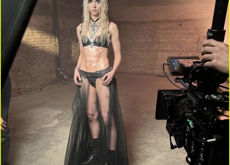 Taylor Momsen exibe abdominais na tábua de lavar fotos do BTS do basting Reckless 'mais recente videoclipe: Foto 5197487 | Videoclipe, Taylor Momsen, as fotos bonitas e imprudentes | Just Jared: Notícias e fofocas de celebridades