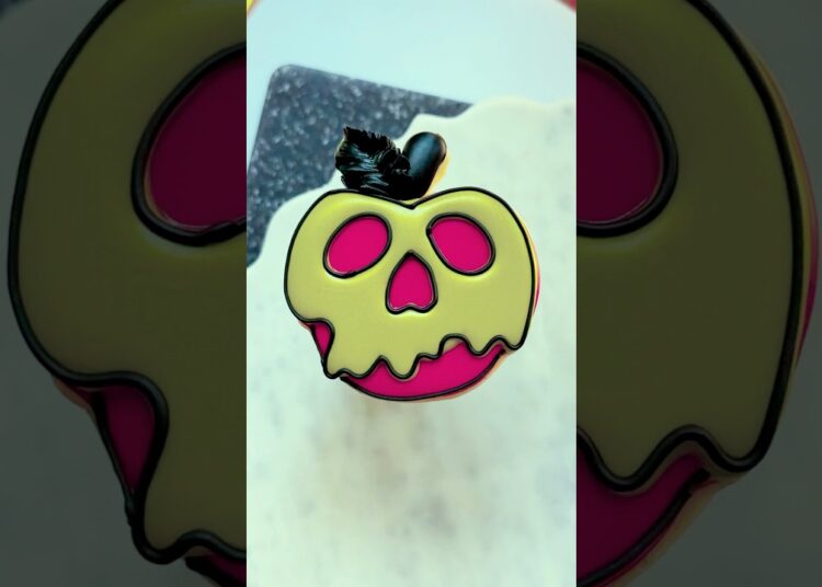 Poison Apple🍎💀#cookiedecorating #decoratedcookies #royalicing #cookies #cookievideo