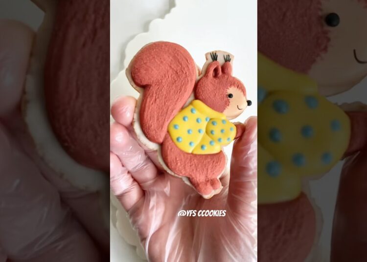🐿️Satisfying squirrel cookie decorating #cookiedecorating #cookies #royalicing #autumn