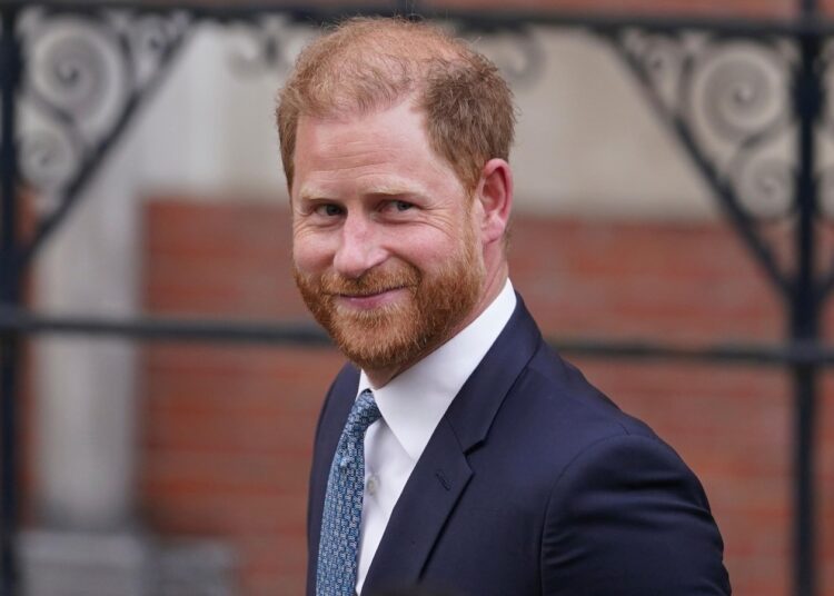 O príncipe Harry visita o Reino Unido, alimentando especulações sobre a reunião com o rei