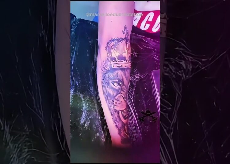 Tattoo Força, coragem e realeza em cada traço 👑🦁✨