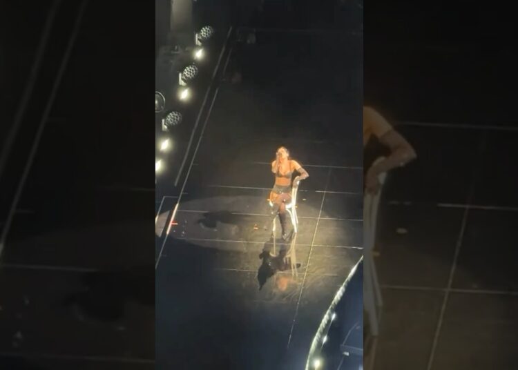 “Whatcha Doing”live in Toronto 🇨🇦 duringRadicalOptimismtour25 ❤️#dance #toronto #canada #ussr #dl3