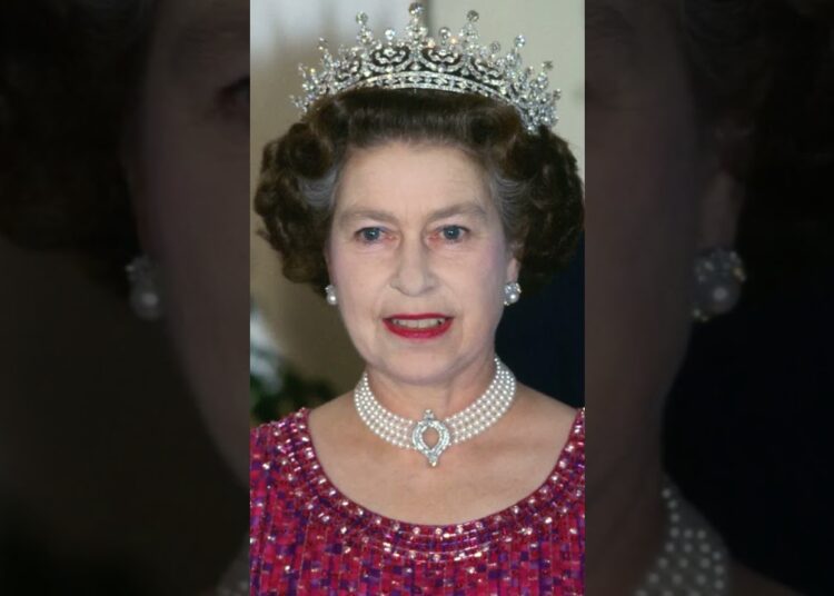 Kate usa colar secreto e manda recado chocante à realeza!  #shots  #news     #shortsfeed