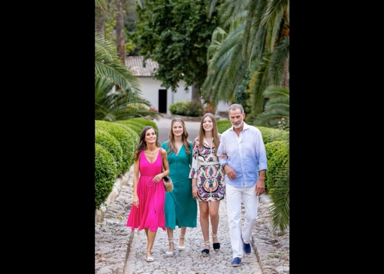 The family is enjoying their time together. #royalspain #felipevi #leonor #infanta_sofía