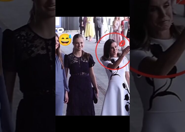 💎😊queen latiza flying kiss to public❤️ royal family of Spain#leonor#sofia#letizia#newshort