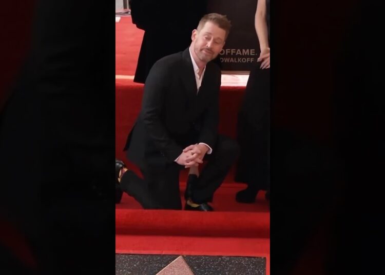 Macaulay Culkin aos 43 anos recebeu sua estrela na Calçada da fama em Hollywood. #hollywood