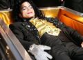 15 Celebridades e Pessoas Famosas que Tiveram Fotos de Funeral com Caixão Aberto!